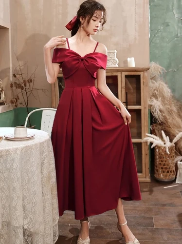 robe rouge avec nœud